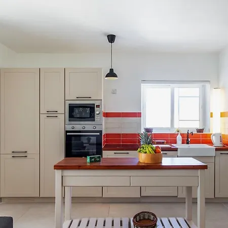 Διαμέρισμα 2br, Sunny Terrace And Location Close To *