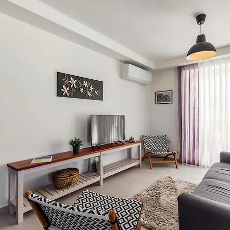 Διαμέρισμα 2br, Sunny Terrace And Location Close To