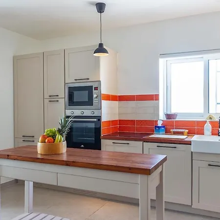 Lejlighed 2br, Sunny Terrace And Location Close To