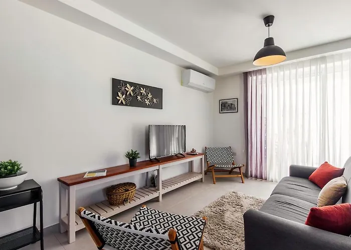 アパート 2br, Sunny Terrace And Location Close To