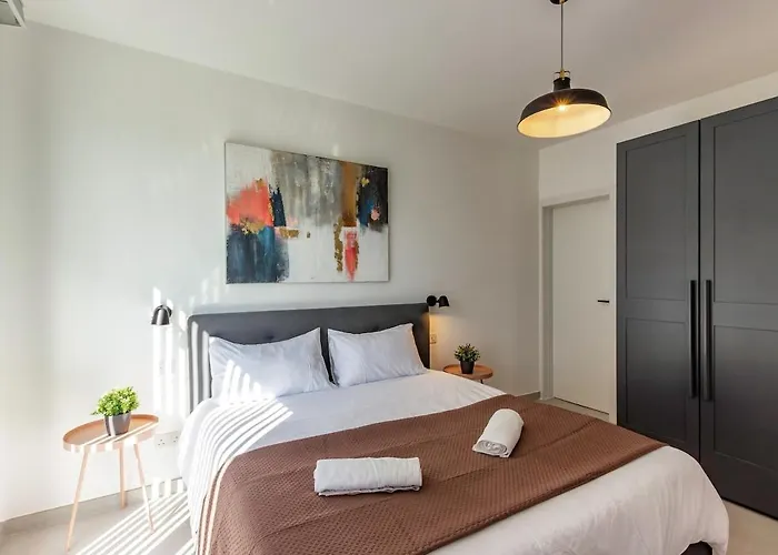 2br, Sunny Terrace And Location Close To アパート *